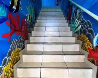 Mahana Lodge Hostel & Backpacker - Papeete - Trappen