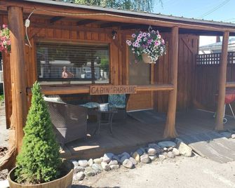 Small Dry Cabin, just off of I 90 in beautiful Pinehurst Idaho - Pinehurst - Patio