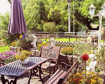 4-bett-ferienwohnung Tal - Ferienwohnung u. Pension Maria Schmitz - Monreal - Innenhof