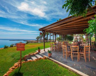 Cavo Maris Beach Hotel - Protaras - Innenhof