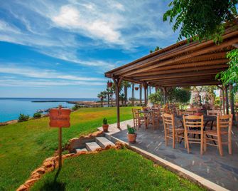 Cavo Maris Beach Hotel - Protaras - פטיו