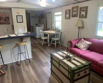 Sweet produced home in Booneville - Fayetteville - Living room