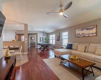 Luxury Oasis Hot-tub, Games & Bbq By Fiesta Tx - San Antonio - Living room