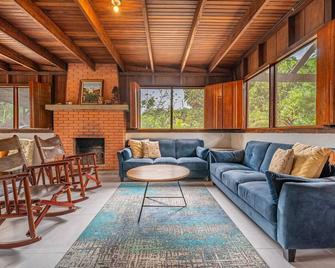 Large Home Set Into Lush Landscape with Private Pool & Gorgeous Deck Area - Grecia - Sala de estar