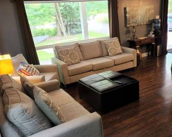 The Hidden Porch at Sir Sam's (hot tub & sauna) - Eagle Lake - Sala de estar