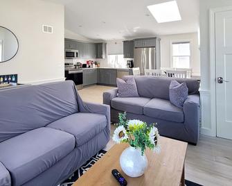 Newly Renovated 3BD--Central A/C, Enclosed Outdoor Shower, Bike or Walk to New Silver Beach, Only 0.5 Mi - North Falmouth - Sala de estar