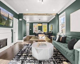 King Beds A Dashingly Bodacious Old Town Xcape - Alexandria - Salon