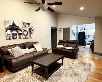 Spacious 4BR w Fenced Yard - Round Rock - Living room