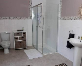 3 Bed Farmhouse - Sleeps 6 - Wifi - free Parking - Omagh - Bad