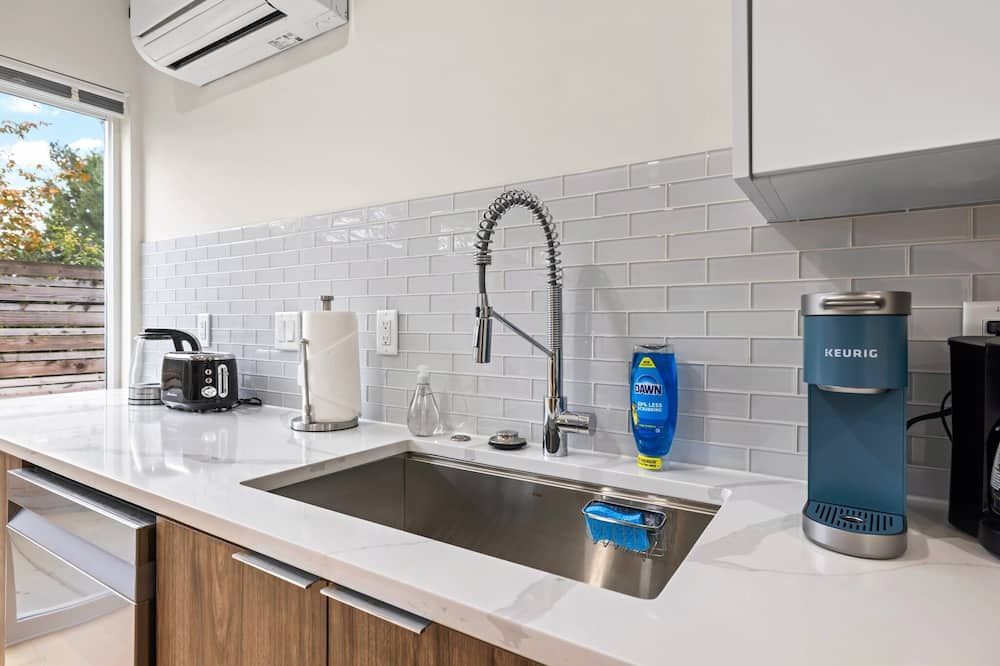 Modern 2B/1.5B Fremont House with Prime Walkability - Seattle - Kitchen