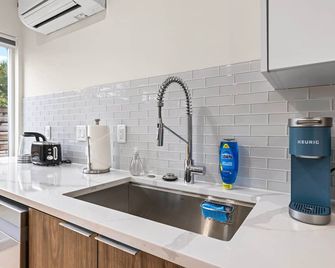 Modern 2B/1.5B Fremont House with Prime Walkability - Seattle - Kitchen