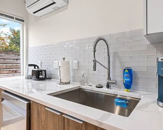 Modern 2B/1.5B Fremont House with Prime Walkability - Seattle - Kitchen