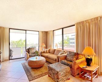 White Sands Beach Condo #324. Big Patio!! Ocean And Mountains Across From Beach! - Hōlualoa - Pokój dzienny