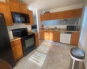 Olivia House - 3bd 1bth - Middle River - Cocina