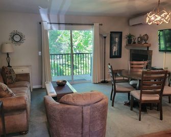 Close to everything! Recently updated. Walk Downtown, stroll River trail. - Bend - Living room