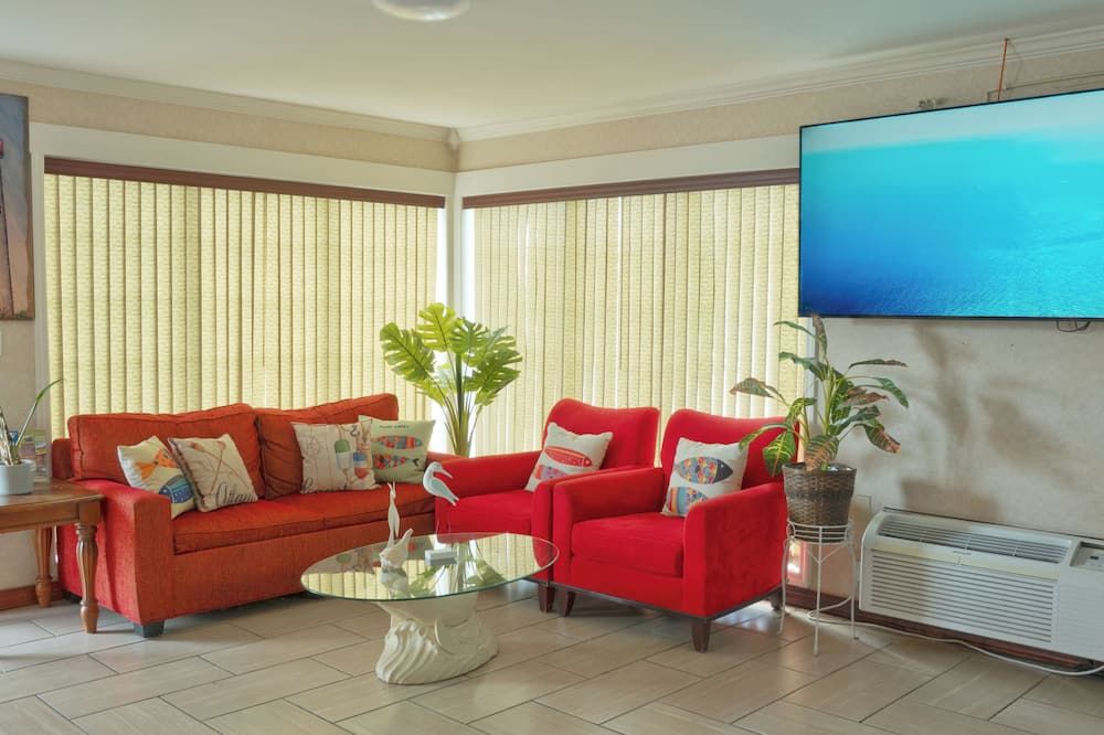 Atlantic Shores Inn and Suites - Chincoteague - Living room