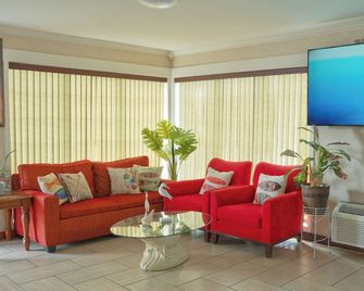 Atlantic Shores Inn and Suites - Chincoteague - Living room