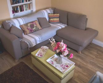 Lakeside Farmhouse (5 mins from beaches) with private walks and gardens - Portsalon - Sala de estar