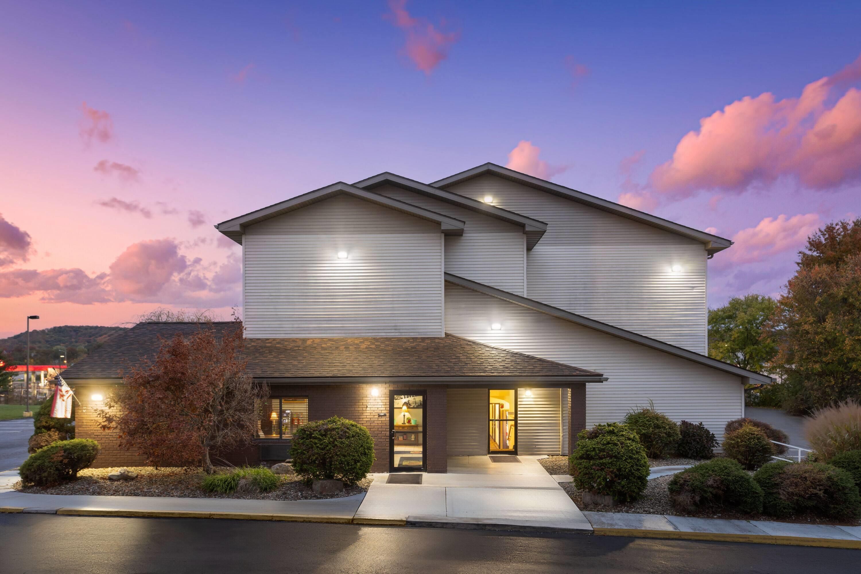 Super 8 by Wyndham New Stanton - New Stanton - Building