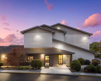 Super 8 by Wyndham New Stanton - New Stanton - Gebouw