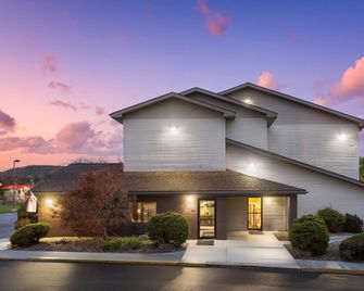 Super 8 by Wyndham New Stanton - New Stanton - Building