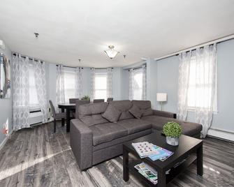 Modern 1 bedroom on historic federal hill. - Providence - Living room