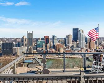 Breathtaking views of Pittsburgh from Mt. Washington! Rooftop deck + parking! - Pittsburgh - Balcón