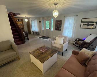 Charming 3-Bedroom, 1-Bathroom; Farmhouse on Seneca Lake Wine Trail - Hector - Sala de estar