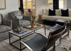 Luxury Designer 2 bedroom+office/3bed vacation home. - Bridgeport - Living room