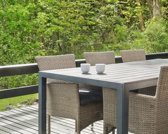 Nature Holiday In Peaceful Log Cabin By Water - Roslev - Patio