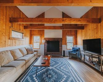 Large -2 floor, 2-bedroom condo with Game Room, 5 min to Stowe. - Morristown - Salon