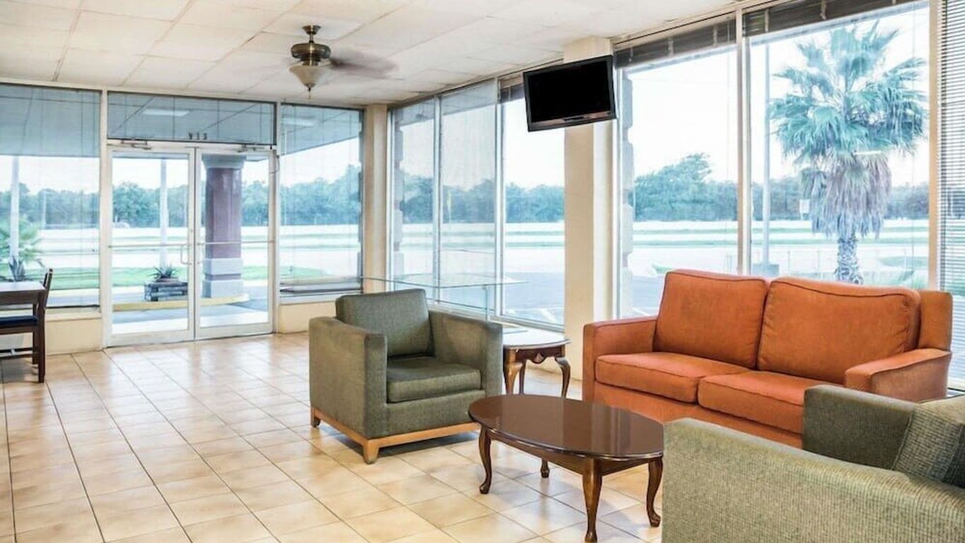 Studio 6 Lake Jackson, TX