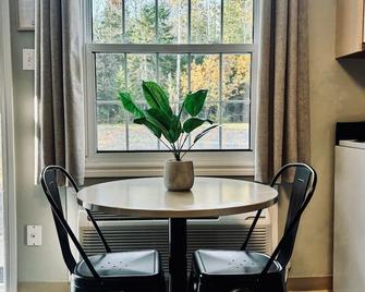 Lakeside Stays - Plaster Rock - Comedor