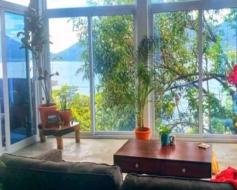 Entire home with breathtaking views of Lake Atitlan and volcanoes - San Marcos La Laguna - Sala de estar