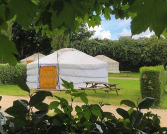 Traditional Mongolian yurt near Roscoff (sleeps up to 4) - Plouénan - Patio