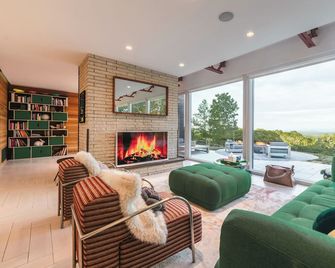 Hillcrest Glasshouse - a minimalist modern retreat - Newburgh - Wohnzimmer