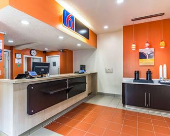 Motel 6 Raleigh Southwest Cary - Raleigh - Front desk