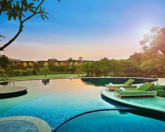 Taj Damdama Lake Resort & Spa, Gurugram - גורגאון - בריכה