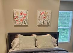 Cozy and quiet new townhome minutes from the mall exit. - Barboursville - Bedroom