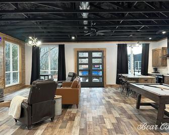 Brand New Rustic Cabin with pool table and fireplace - Purcell - Living room