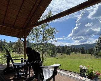 Clearwater Ranch Cabin. Peaceful & Private Mountain Cabin convenient off Hwy 200 - Greenough - Patio