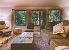 Little Red Cabin in the Woods - Joyce - Living room