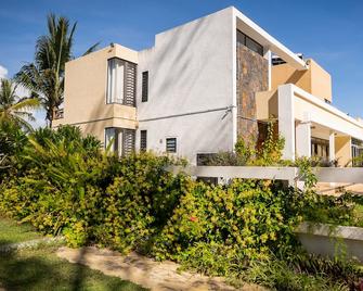 Villa Fitz: Sun-lit, spacious & modern beach villa (with private pool & wifi) - Белле-Маре - Будівля