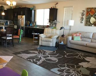 Child, Handicapable, Senior friendly Newer 4 bedroom - Peoria - Living room
