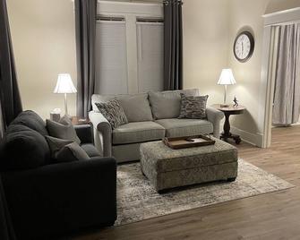 Chestnut Cottage - Minutes to Downtown and NMMC! Close to Fairpark & Arena. - Tupelo - Living room