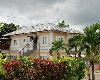 Charley's Inn - Bahía de Orange - Edificio
