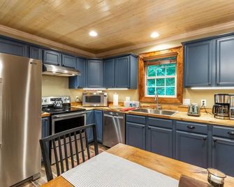 Creekside Bliss - Stunning Custom Mountain Home with a Hot Tub I Convenient to WCU! - Cullowhee - Kitchen