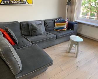 Haarlem sunny appartment 125m2 with terrace and BBQ (max 4 adults / 5 incl kids) - Haarlem - Sala de estar