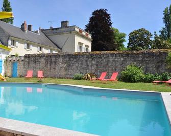 Beautiful Demeure In A Private Park, With A Pool, Great For Family Holidays - Neuillé - Piscina