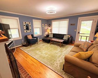 The Round Pond Getaway at Moxie Cove - Bristol - Living room